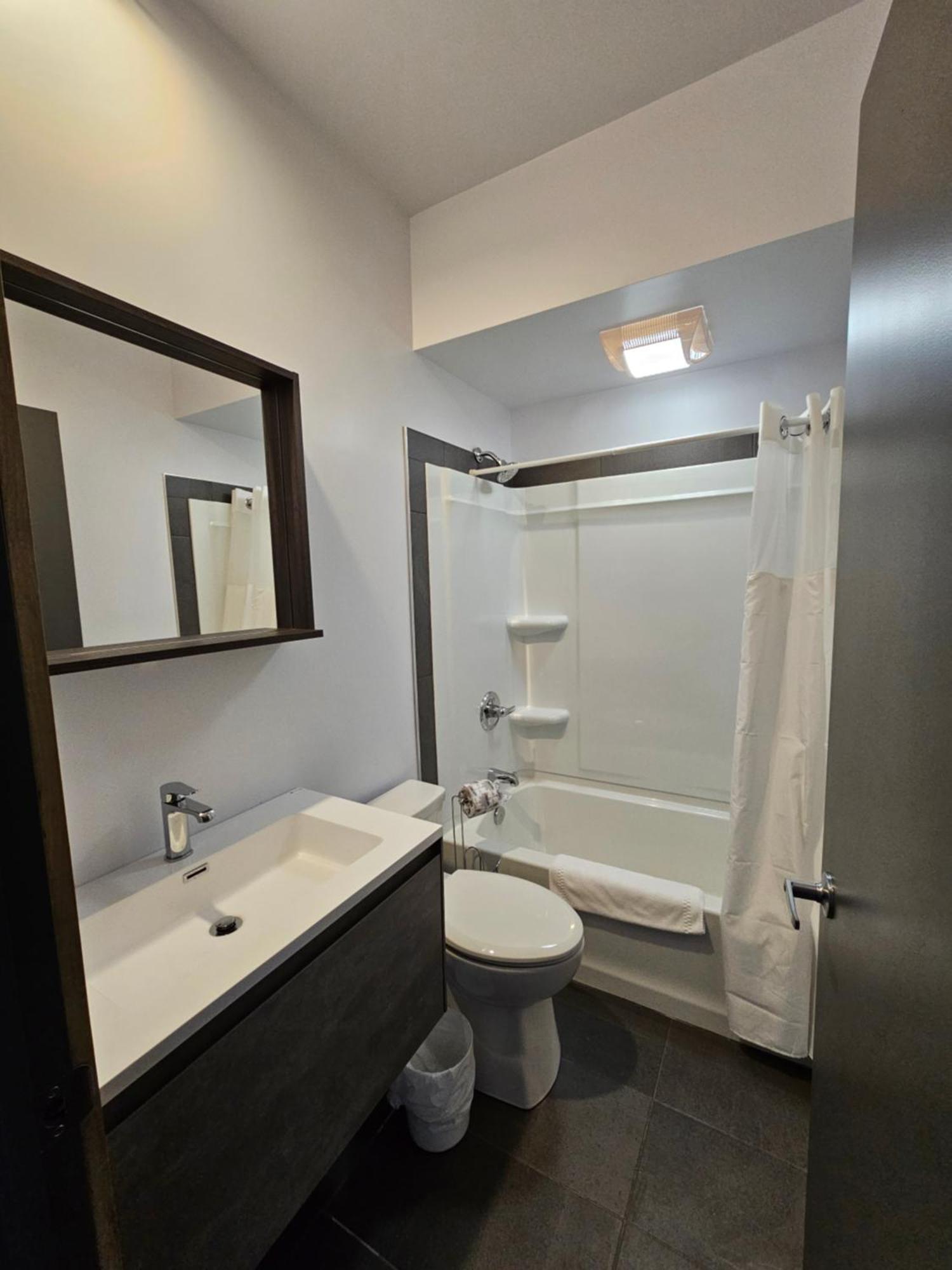 Lofts Hotel Gaspesie Sainte Anne des Monts Экстерьер фото